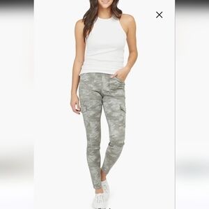 Spanx Camo Stretch Twill Ankle Cargo Pant in Soft Sage Size Small